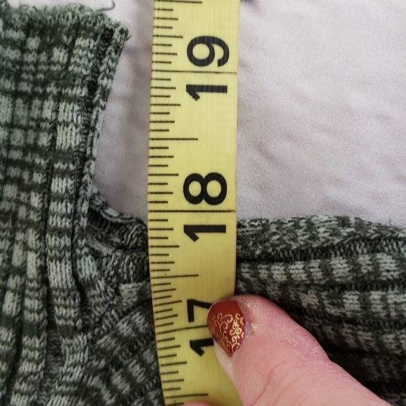 FOREVER 21 Stretchy Rib Knit Belly Crop Top Deep V Neck Green Short Sleeve EUC M - Picture 9 of 11